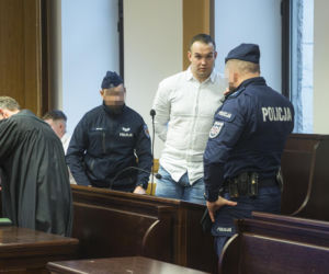 Co widać na nagraniu ataku nożem na Nowym Świecie? Sąd odtworzył szokujący materiał