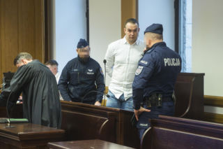 Co widać na nagraniu ataku nożem na Nowym Świecie? Sąd odtworzył szokujący materiał