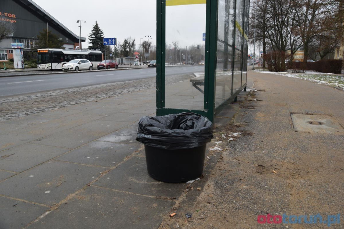 Ktoś ukradł ponad 200 stojaków do śmietników. Absurd w Toruniu