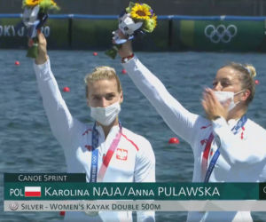 Karolina Naja i Anna Puławska z medalem