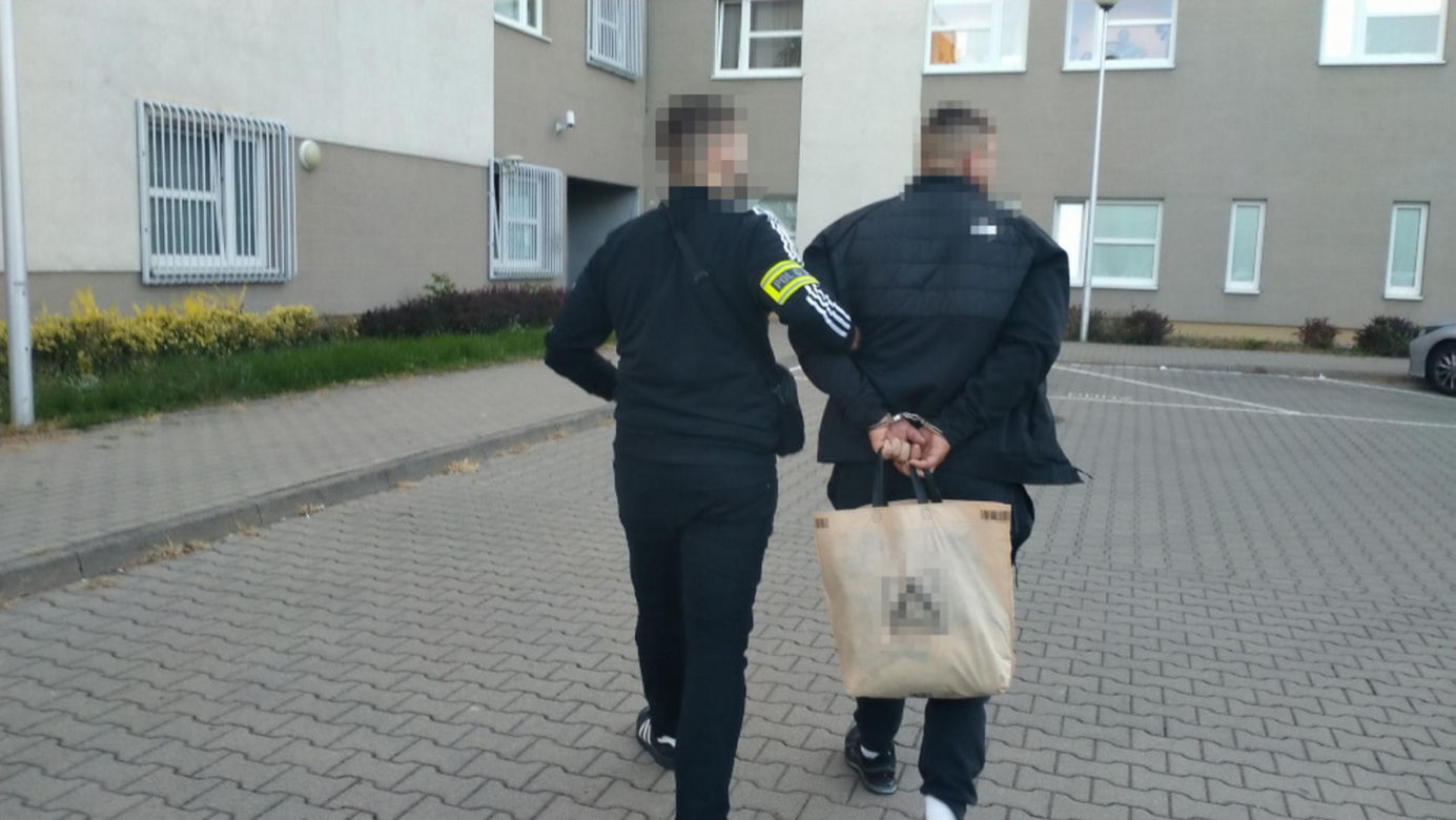 Nalot na Pradze Północ. Dilerów zastali w bieliźnie