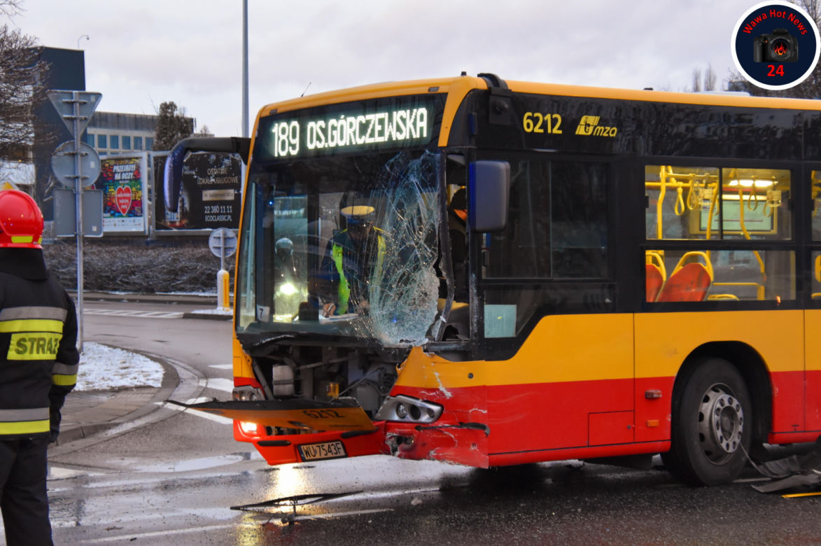 Zderzenie samochodu osobowego z autobusem. Dwoje dzieci w szpitalu