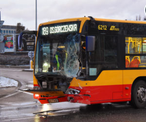 Zderzenie samochodu osobowego z autobusem. Dwoje dzieci w szpitalu