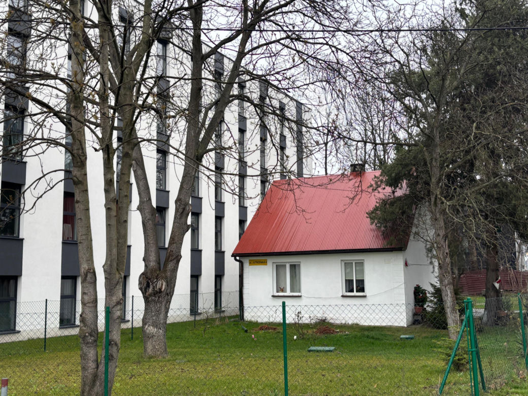 Dom przy ul. Jutrzenka 4 w Krakowie i sąsiedni akademik