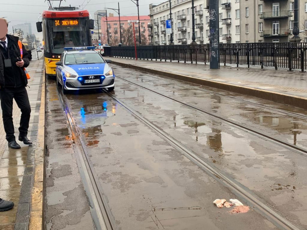 Tragedia na moście Poniatowskiego. Kobieta wbiegła pod pędzący tramwaj