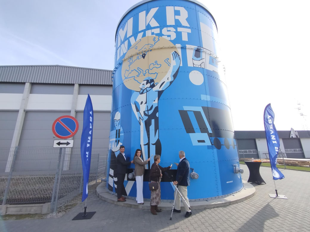Powiat siedlecki: Nowy mural z wizerunkiem Atlasa „Jacka” powstał na zbiorniku przeciwpożarowym w Borkach Wyrkach przy trasie A2. Farba ma właściwości ekologiczne i oczyszcza powietrze
