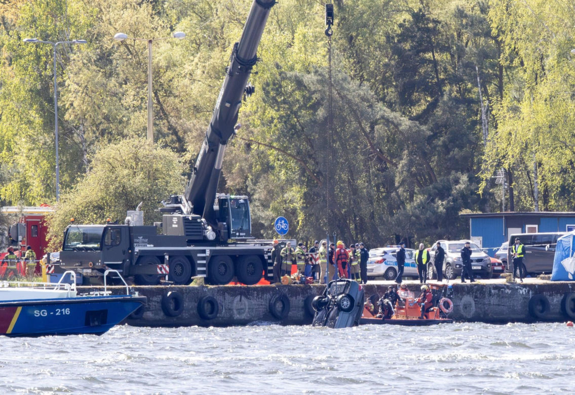 Akcja wydobycia samochodu z Kanału Piastowskiego w Świnoujściu
