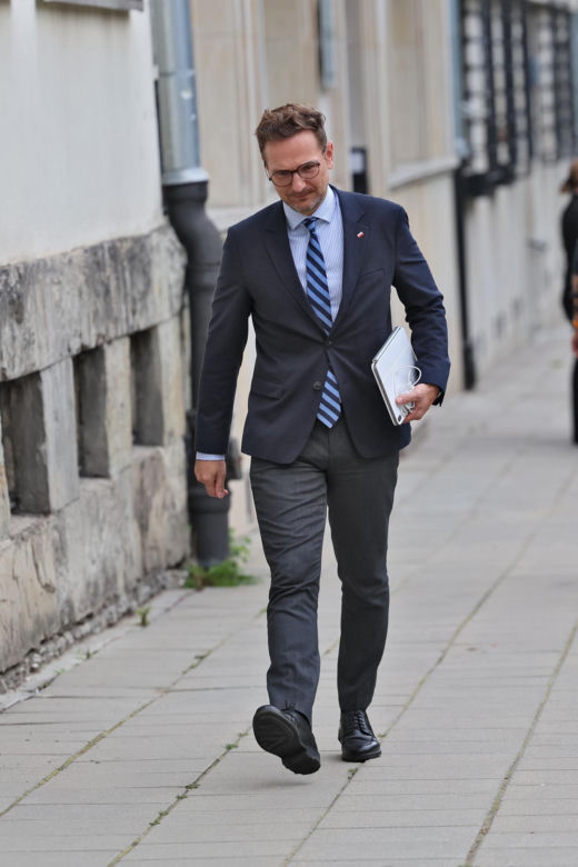 Zamiast na Nowogrodzkiej, Morawiecki i jego stronnicy spotkali się przy Konopnickiej. Były cukierki dla dziennikarzy
