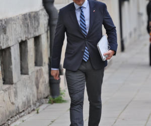 Zamiast na Nowogrodzkiej, Morawiecki i jego stronnicy spotkali się przy Konopnickiej. Były cukierki dla dziennikarzy