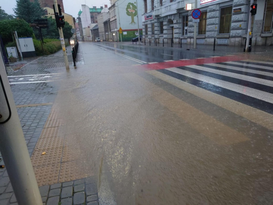 Powódź w Bielsku-Białej. Ulice zamienił się w rzeki. Zalane auta i posesje 