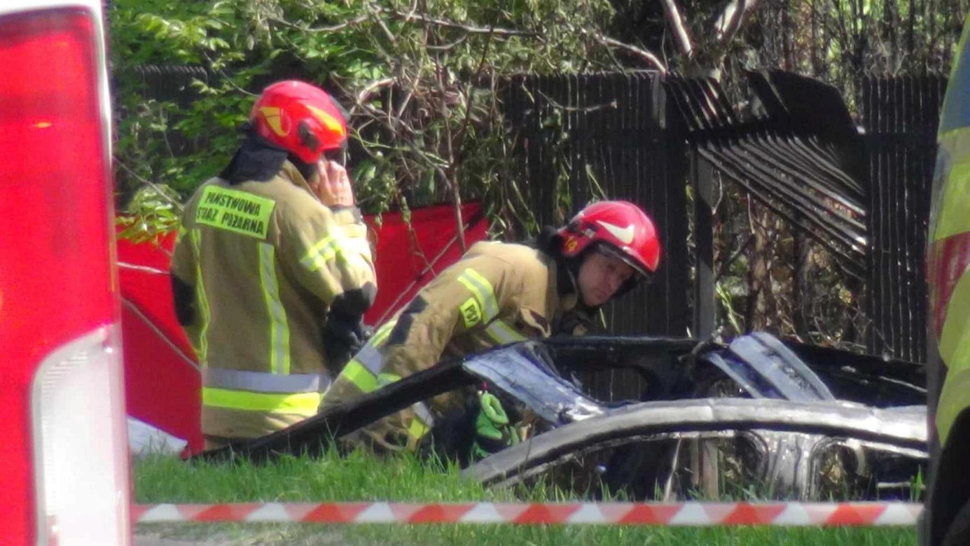 Auto uderzyło w drzewo i stanęło w płomieniach. Spłonęły trzy osoby!