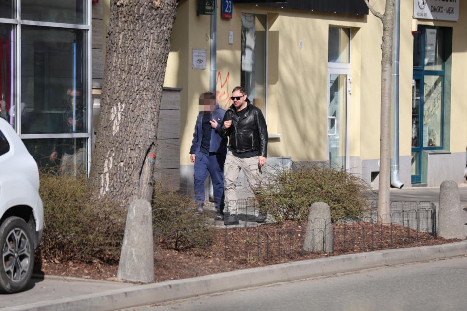 Tomasz Karolak parkuje jak król na włościach