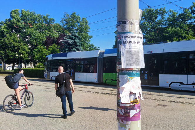 Tajemnicze plakaty na przystankach w Szczecinie