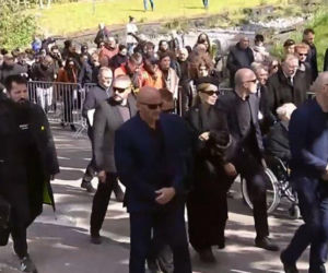 Wzruszona Doda w kondukcie żałobnym na pogrzebie Łukasza Litewki. Piosenkarka żegna zaprzyjaźnionego posła