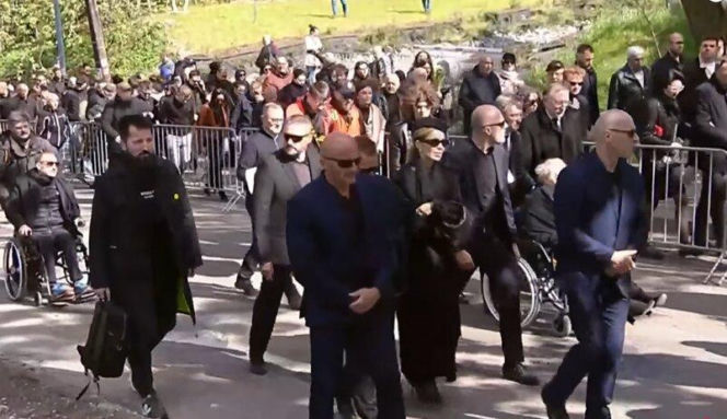 Wzruszona Doda w kondukcie żałobnym na pogrzebie Łukasza Litewki. Piosenkarka żegna zaprzyjaźnionego posła