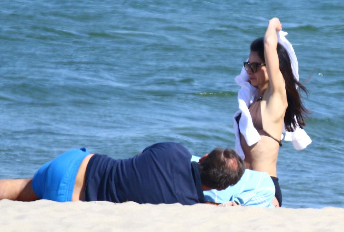 Marta Kaczyńska z mężem i synem na plaży