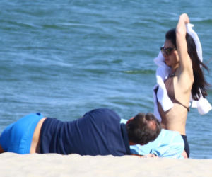 Marta Kaczyńska z mężem i synem na plaży