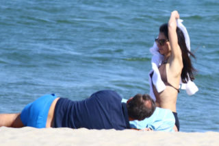 Marta Kaczyńska z mężem i synem na plaży