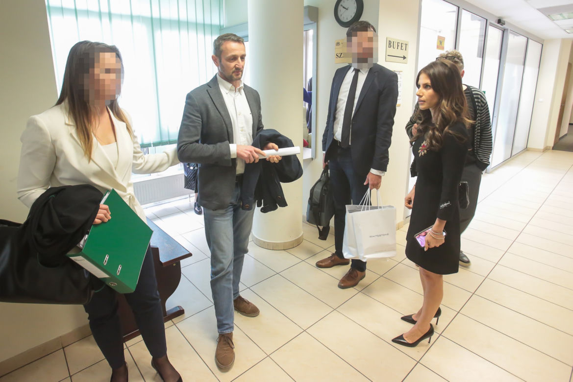 Weronika Rosati w sądzie z  Robertem Śmigielskim 