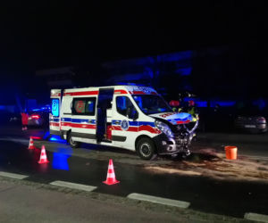 Poważny wypadek w Nowej Hucie. Karetka jadąca na sygnale zderzyła się z samochodem