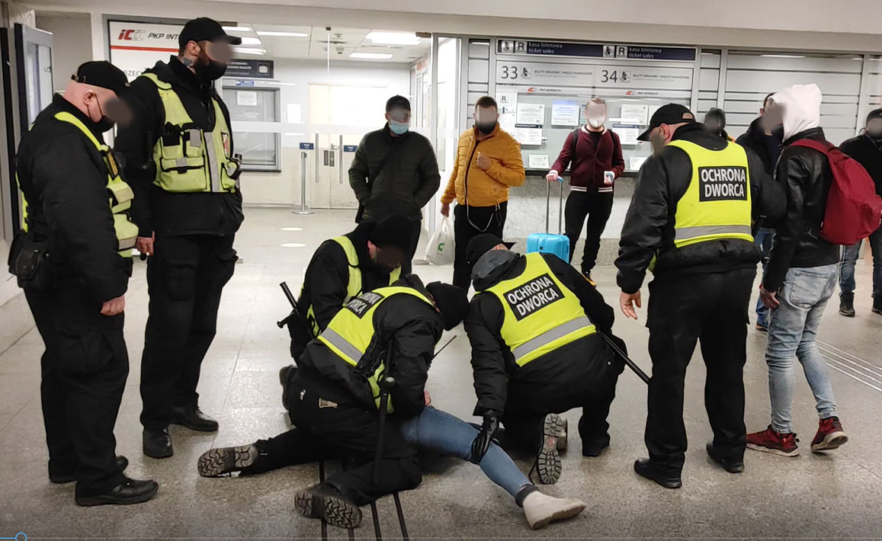Warszawa. Bestialska interwencja ochrony na oczach policji [WIDEO]