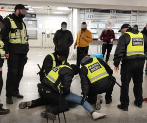 Warszawa. Bestialska interwencja ochrony na oczach policji [WIDEO]