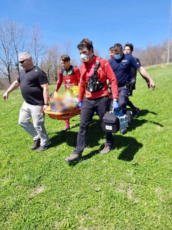 Dramatyczny wypadek młodego rowerzysty na Górze Żar. Połamanego 15-latka musiał ze szlaku zabrać helikopter LPR [ZDJĘCIA]