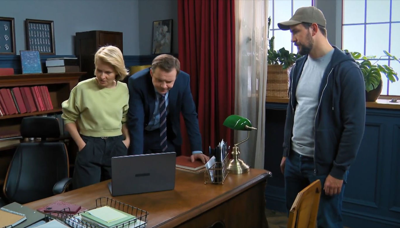 Barwy szczęścia odc. 2625. policjant Kodur (Oskar Stoczyński),Bożena (Marieta Żukowska), Bruno (Lesław Żurek)