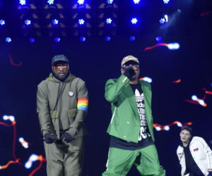 Black Eyed Peas z tęczowymi opaskami na scenie Sylwestra Marzeń. Ważny gest 