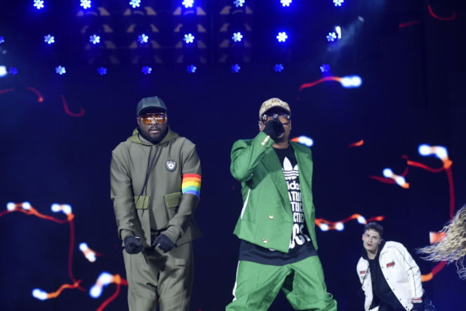 Black Eyed Peas z tęczowymi opaskami na scenie Sylwestra Marzeń. Ważny gest 
