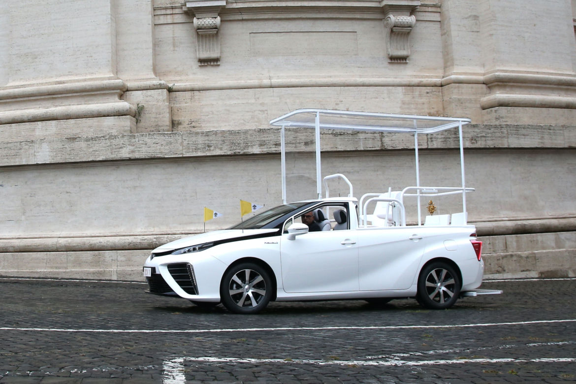 Papież Franciszek dostał wodorową Toyotę Mirai