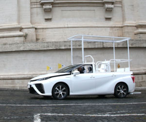Papież Franciszek dostał wodorową Toyotę Mirai