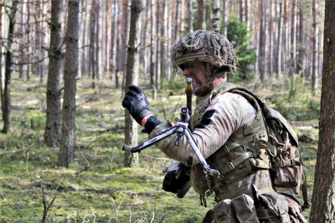 Brytyjscy żołnierze, ćwiczenia na poligonie