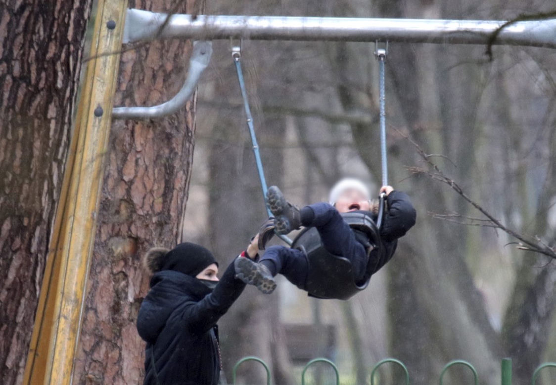 Marta Kaczyńska z synkiem na placu zabaw