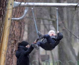 Marta Kaczyńska z synkiem na placu zabaw