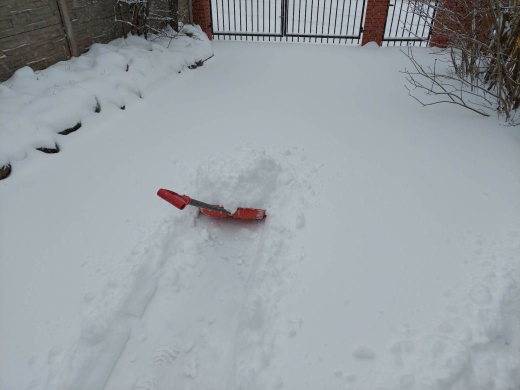 Starachowice pod śniegiem, na drogach trudne warunki do jazdy