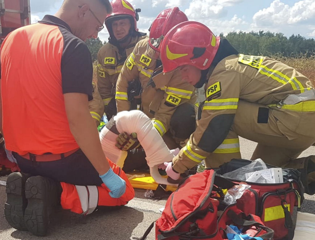 Potworny wypadek pod Lipskiem! Trzech mężczyzn uwięzionych w rozbitym citroenie [ZDJĘCIA]