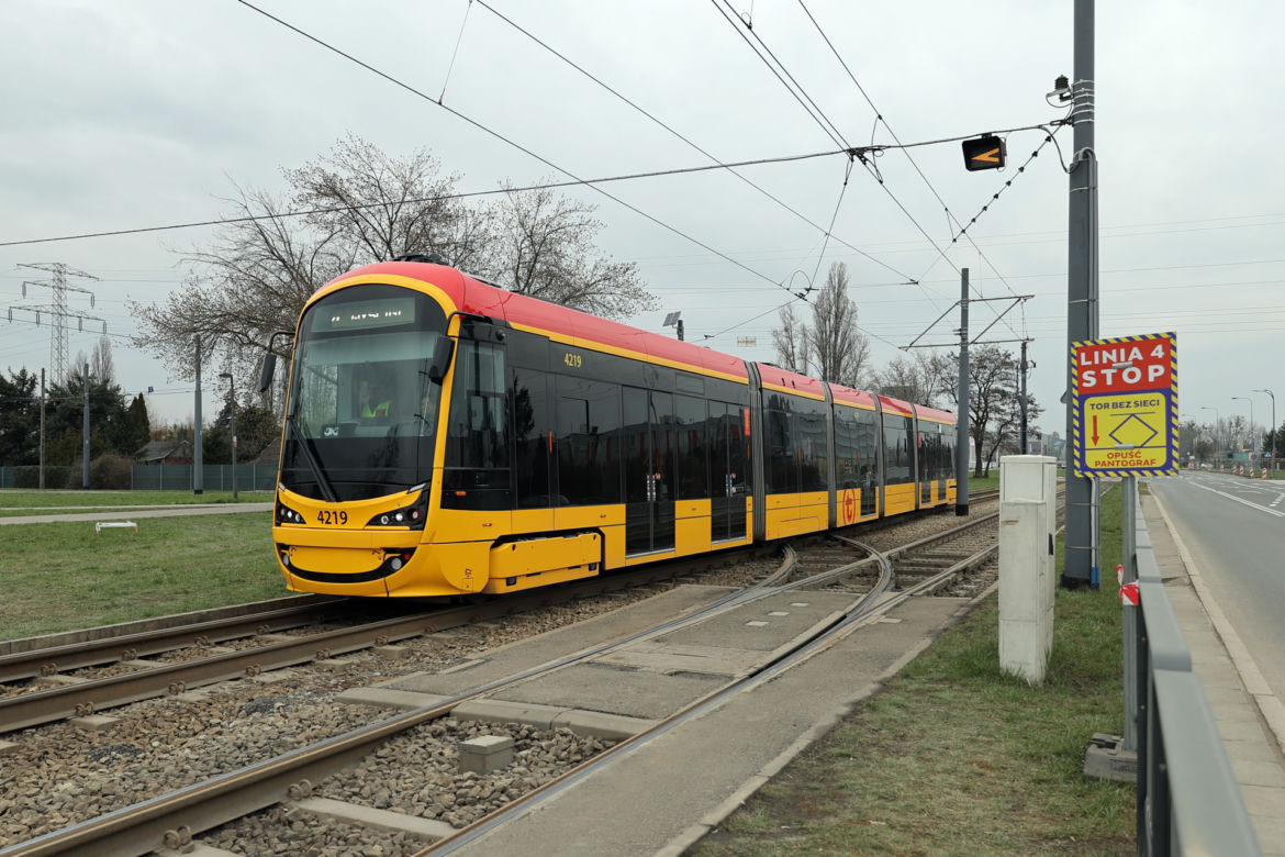Motorniczowie zapominają opuścić pantograf i uszkadzają tramwaj. Na ratunek przyszli funkcjonariusze nadzoru ruchu