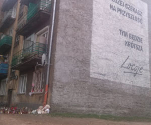 Przed blokiem, w którym zginęła kobieta i dwoje dzieci palą się znicze