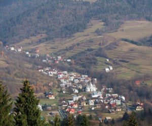 To jedna z najpiękniejszych wsi w województwie małopolskim. Kiedyś była częścią popularnego uzdrowiska