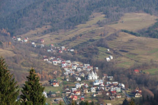 To jedna z najpiękniejszych wsi w województwie małopolskim. Kiedyś była częścią popularnego uzdrowiska