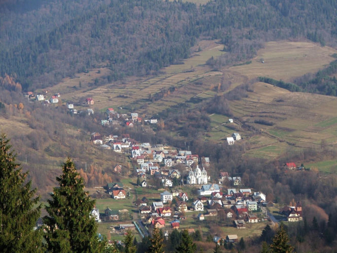 To jedna z najpiękniejszych wsi w województwie małopolskim. Kiedyś była częścią popularnego uzdrowiska