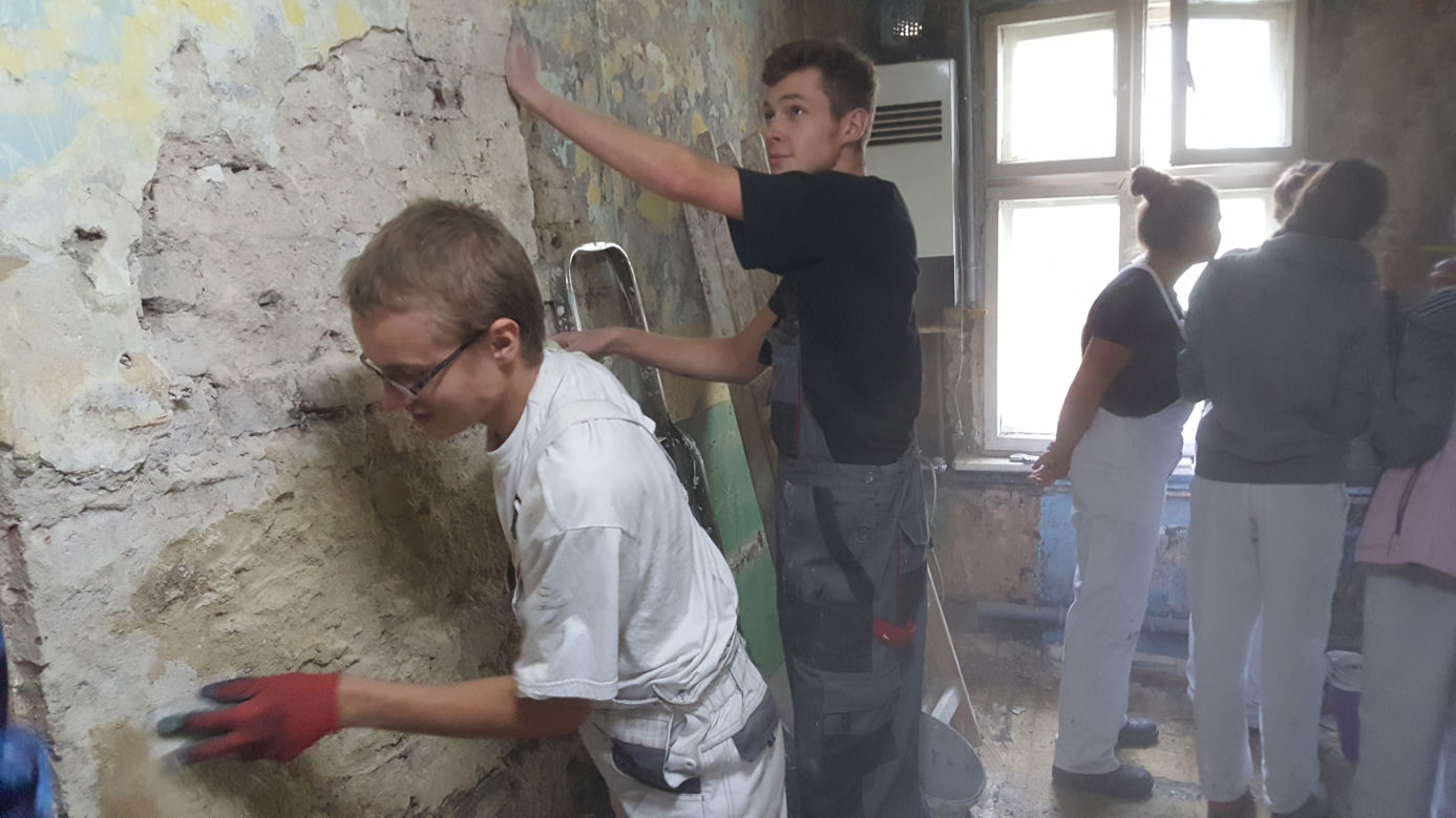 Bydgoscy uczniowie znowu w akcji! Rozpoczęli remont kolejnego mieszkania! 