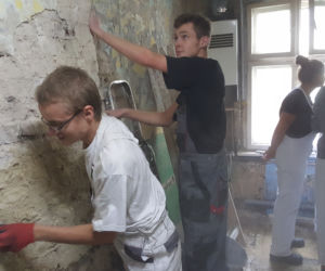 Bydgoscy uczniowie znowu w akcji! Rozpoczęli remont kolejnego mieszkania! 