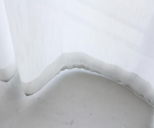 Zapuść tylko 10 kropli do ciepłej wody i namocz pożółkłe firany. Wybieli je i usunie utrwalony brud. Pranie pożółkłych firanek