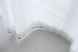 Zapuść tylko 10 kropli do ciepłej wody i namocz pożółkłe firany. Wybieli je i usunie utrwalony brud. Pranie pożółkłych firanek