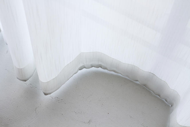 Zapuść tylko 10 kropli do ciepłej wody i namocz pożółkłe firany. Wybieli je i usunie utrwalony brud. Pranie pożółkłych firanek