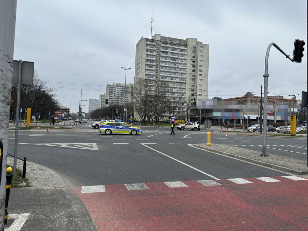 Zerwana sieć trakcyjna sparaliżowała ruch tramwajowy. O linię zahaczyła ciężarówka