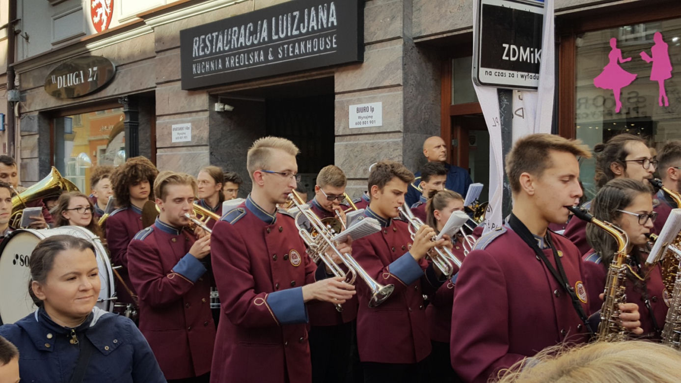 Nowe autografy na ul. Długiej! Swoje podpisy odsłonili bracia Sekielcy, Jan Rulewski i Antoni Tokarczuk [ZDJĘCIA, WIDEO]