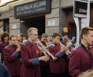Nowe autografy na ul. Długiej! Swoje podpisy odsłonili bracia Sekielcy, Jan Rulewski i Antoni Tokarczuk [ZDJĘCIA, WIDEO]